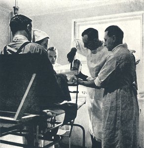 कंवलसेंट हॉस्पिटल - क्षतिग्रस्त टखने, 1941 द्वारा सेसिल बीटन