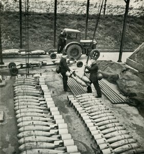 रेड के लिए तैयार हो रहे हैं, c1943। द्वारा सेसिल बीटन