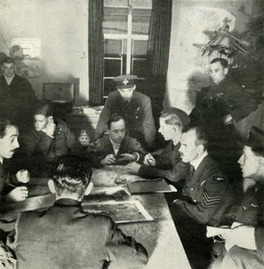 Aircrews, WAAF सहायता इस काम में पूछताछ, c1943। द्वारा सेसिल बीटन