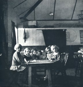 गाँव के हॉल में 1941 में लंदन के बच्चों के लिए पाठ द्वारा सेसिल बीटन