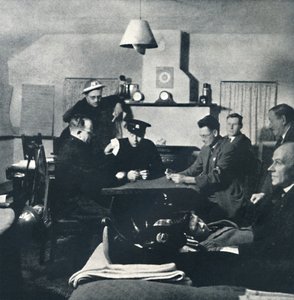 रात की घड़ी: फायर स्क्वाड आराम करती है, 1941 द्वारा सेसिल बीटन