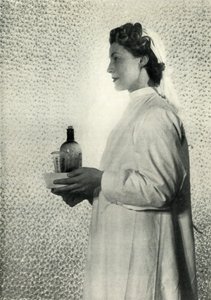नर्सिंग अर्दली, c1943। द्वारा सेसिल बीटन