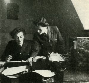 सिग्नल ड्यूटी पर, c1943। द्वारा सेसिल बीटन