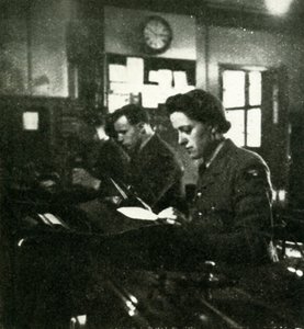 सिग्नल ड्यूटी पर, c1943। द्वारा सेसिल बीटन