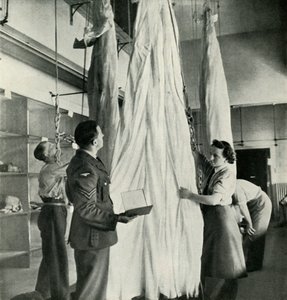 पैराशूट पैकर्स, c1943। द्वारा सेसिल बीटन