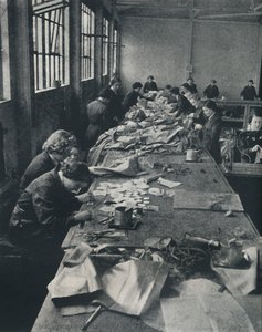 पैचिंग गुब्बारे, 1941 द्वारा सेसिल बीटन