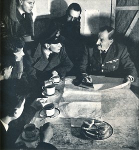 वापसी: पूछताछ, 1941 द्वारा सेसिल बीटन