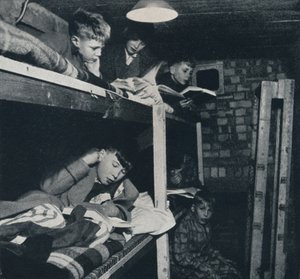 स्कूलबॉय डॉरमेट्री, 1941 द्वारा सेसिल बीटन