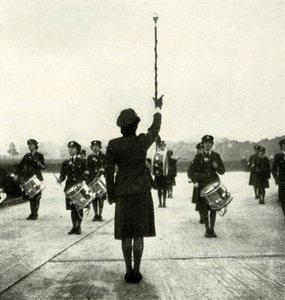 परेड पर WAAF बैंड, c1943। द्वारा सेसिल बीटन
