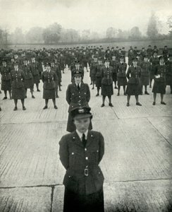 WAAF अधिकारी उनके स्कूल ऑफ इंस्ट्रक्शन में, c1943। द्वारा सेसिल बीटन