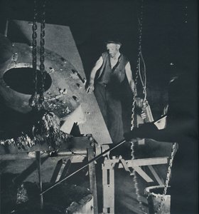 मिश्र धातु के एक विमान कारखाने की तैयारी में श्रमिक, 1941 द्वारा सेसिल बीटन
