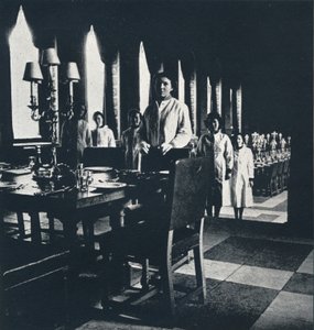 1941 में ग्रेट व्रेन के बैंक्वेटिंग हॉल में वाइन वाइन के ढेर द्वारा सेसिल बीटन