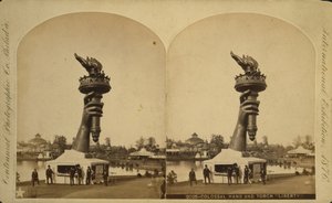 फिलाडेल्फिया शताब्दी प्रदर्शनी, 1876 में प्रदर्शन पर कोलोसल हाथ और मशाल "लिबर्टी"