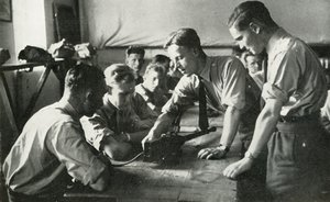 हथियारों के बारे में जानने वाले आरएएफ के जवान, 1941।