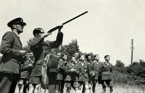 दूसरे विश्व युद्ध, 1941 के दौरान बंदूक से गोली चलाना सीखने वाले आरएएफ के जवान।