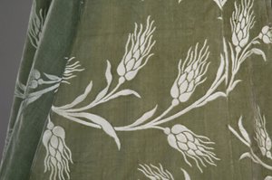 बर्था पामर का ईवनिंग कोट, c.1902 (कपड़े का विस्तृत दृश्य)। गेहूं के पैटर्न में कट वेलवेट के साथ सिल्क सैटिन, मैटेलिक थ्रेड लेस, सिल्क मेटैलिक टैसल्स। वर्थ, पेरिस। द्वारा चार्ल्स फ्रेडरिक वर्थ