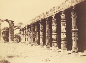 कुतुब में हिंदू मंदिर का आंतरिक भाग द्वारा चार्ल्स मोरविया