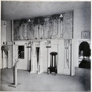 वियना में एक सजावटी कला सैलून का आंतरिक दृश्य, लगभग 1900 (चार्ल्स रेनी और मार्गरेट मैकडोनाल्ड मैकिन्टोश द्वारा सजावट और फर्नीचर) द्वारा चार्ल्स रेनी मैकिन्टोश