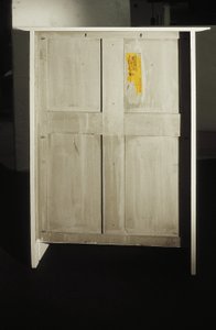 श्रीमती रावत, 1902 (लकड़ी, सना हुआ ग्लास, मीनाकारी) के लिए डिज़ाइन किया गया सफेद कैबिनेट द्वारा चार्ल्स रेनी मैकिन्टोश
