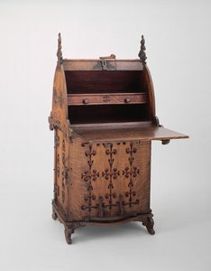 डेस्क, c.1889 (ओक की लकड़ी, लोहा, पेंट और बर्लेप)