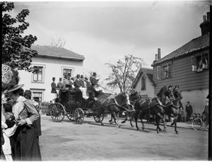ग्रेटर लंदन अथॉरिटी, 1895-1905, कॉटेज के एक समूह के पास से गुजरते हुए एक घोड़ा-गाड़ी। द्वारा चार्ल्स विलियम प्रिकेट