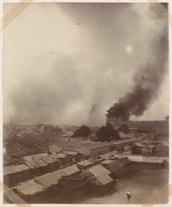पीकिंग के मुख्य द्वार पर एक महान आग, 1900 द्वारा चीनी फोटोग्राफर