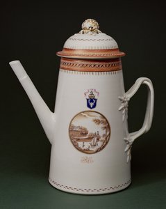 मैकेंज़ी, c.1790 (चीनी मिट्टी के बरतन) की भुजाओं वाली आर्मरी कॉफी पॉट