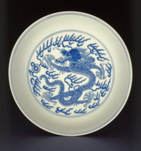 नीले और सफेद चीनी मिट्टी के बरतन एक ड्रैगन के साथ चित्रित पकवान, Qianlong चिह्न और अवधि, 1736-1795 (चीनी मिट्टी के बरतन)