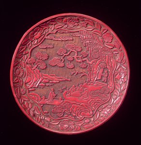 नक्काशीदार सिनबर डिश, मिंग राजवंश के लिए देर से युआन (लकड़ी की लकड़ी)