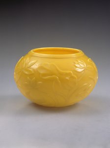 नक्काशीदार कटोरा, कियानलॉन्ग अवधि (1736-95) (रंगीन कांच) (272125 भी देखें)