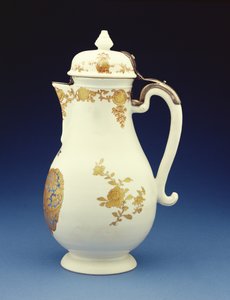 गुसेव गेब्रियल लुध, कियानलॉन्ग अवधि (1736-95) (चीनी मिट्टी के बरतन) (210133 के साइड व्यू) की भुजाओं के साथ गिल्ट के मीटेन फॉर्म को मुख्य रूप से सजाया गया।