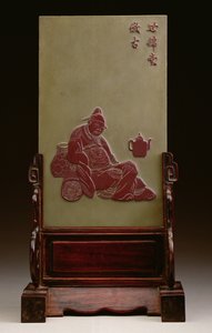 एक शराबी विद्वान, संभवतः ताओ युआन-मिंग, प्रारंभिक चिंग राजवंश (नक्काशीदार गाया-हुआ दो-स्वर स्लेट पत्थर) का चित्रण डेस्क स्क्रीन द्वारा Chinese School