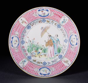 कॉर्नेलिस प्रैंक (1691-1759) कियानलॉन्ग अवधि (1736-95) c.1734 (चीनी मिट्टी के बरतन) द्वारा एक डिजाइन के बाद, डेमी एयू परासन को चित्रित करते हुए फैमिल रोज में चित्रित डिनर प्लेट