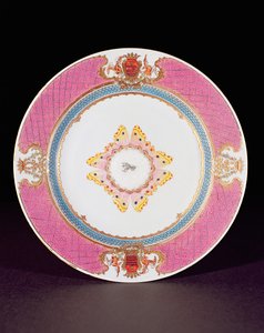 डाइनर प्लेट को ग्रिमाल्डी डि कास्त्रो, योंगझेंग अवधि (1723-35) c.1735 (चीनी मिट्टी के बरतन) की बाहों के साथ फेमिल रोज एनामेल्स में चित्रित किया गया है।
