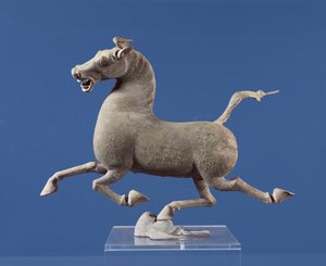 वू-वेई, कंसु, पूर्वी हान राजवंश (कांस्य) में मकबरे से एक खुर वाले घोड़े को एक निगल के साथ बांधते हुए