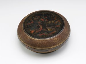 लैक्क्वेर्ड और बास्केटरी पैनल सर्कुलर बॉक्स, १६वीं सदी के अंत से १७वीं शुरुआत (पॉलीक्रोम पिगमेंट गिल्डिंग और बांस की टोकरी के साथ लकड़ी के कोर पर काला लाह) द्वारा चीनी स्कूल