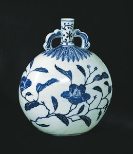 तीर्थयात्री ब्लू और व्हाइट लौकी के साथ पुष्प सजावट, c.1403-24 (सिरेमिक) द्वारा चीनी स्कूल