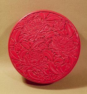 चपरासियों से सजे लाल लाख के डिब्बे, c.1426-35 (लकड़ी पर लाख)