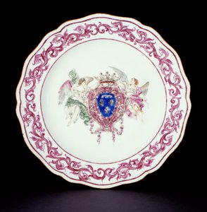 फ्रांस के हथियार, किलोंग काल (1736-95) c.1765 (चीनी मिट्टी के बरतन) के साथ रोज़ फैमिल डिनर प्लेट