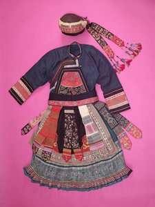 महिला की पोशाक और टोकरी टोपी, चुआन मियाओ (कपड़ा) द्वारा चीनी स्कूल