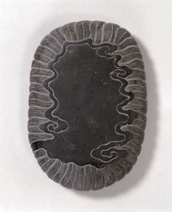 इंकस्टोन लहर पैटर्न के साथ नक्काशीदार, शायद मिंग राजवंश (ग्रे टुआन पत्थर) (अंडरसाइड) (देखें 142695) द्वारा Chinese School Chinese School