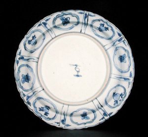 एक नीली और सफेद क्राक प्लेट के नीचे, एग्रेट मार्क, वानली, 1595-1605 (चीनी मिट्टी के बरतन) (325990 देखें)