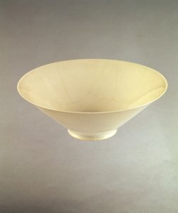 चिंग-ते-चेन भट्टों से युंग लो वाइन कप, c.1403-25 (चीनी मिट्टी के बरतन)
