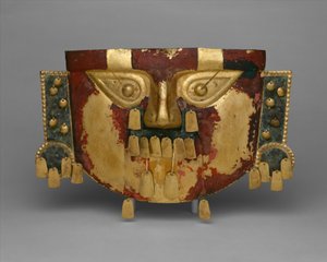 पेरूवियन फ्यूनरी मास्क, 900-1100 ईस्वी (सोना, चांदी-तांबा ओवरले, सिनाबार)