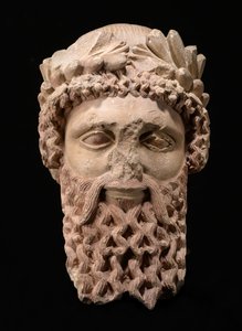एक भगवान या पुजारी का सिर, c.450-425 ईसा पूर्व (वर्णक के निशान के साथ चूना पत्थर) द्वारा साइप्रट स्कूल