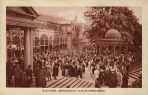 पोस्टकार्ड Kreuzbrunnen में एक शाम के संगीत समारोह में भाग लेने वाले लोगों की भीड़ को दर्शाता है द्वारा चेक फोटोग्राफर