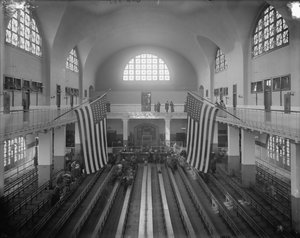 निरीक्षण कक्ष, एलिस द्वीप, न्यूयॉर्क शहर, c.1910 (b/w फोटो) द्वारा डेट्रोइट प्रकाशन कंपनी