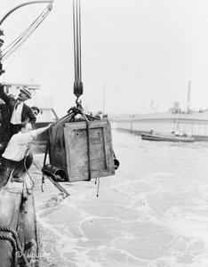 हैरी हौदिनी युक्त टोकरा, न्यू यॉर्क बे में उतारा गया, 1912 द्वारा Dietz