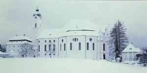 बर्फ में Wieskirche का दृश्य (फोटो) द्वारा डोमिनिकस ज़िमरमन