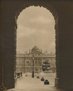 स्ट्रैंड से समरसेट हाउस का पासिंग व्यू, c1935। द्वारा डोनाल्ड मैकलेश